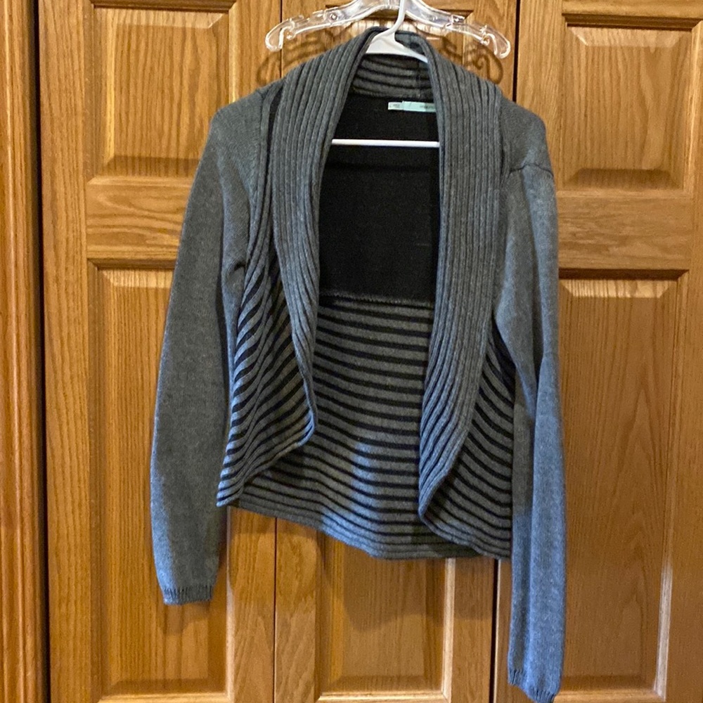 Maurice’s large sweater gray/black